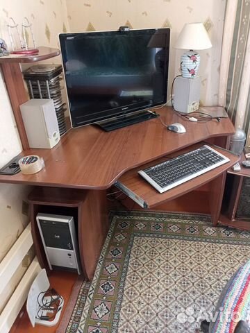 Угловой компьютерный стол