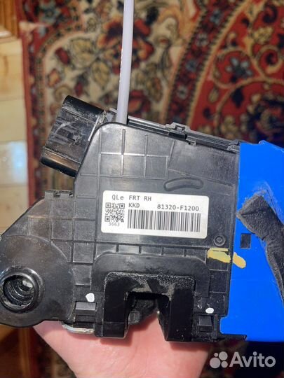 81320-F1200 замок двери передней правой