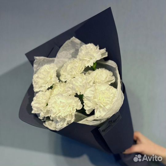 Букет цветов «Любовь и голуби» белые гвоздики 9 шт