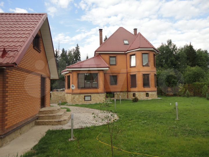 Коттедж 350 м² на участке 12 сот.