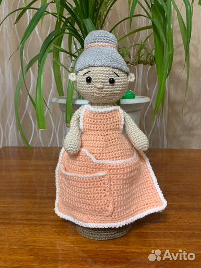 Вязаная игрушка кукла рукодельница