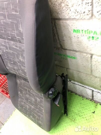 Сиденье переднее Renault Logan седан K7JA710 2011