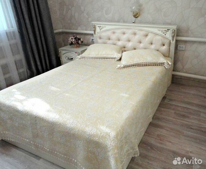 Шикарная двухспальная кровать с тумбочкой и матрас