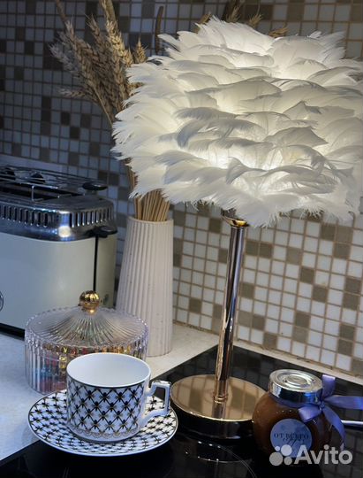 Светильник с перьевым абажуром
