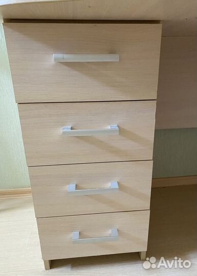 Стол и шкаф