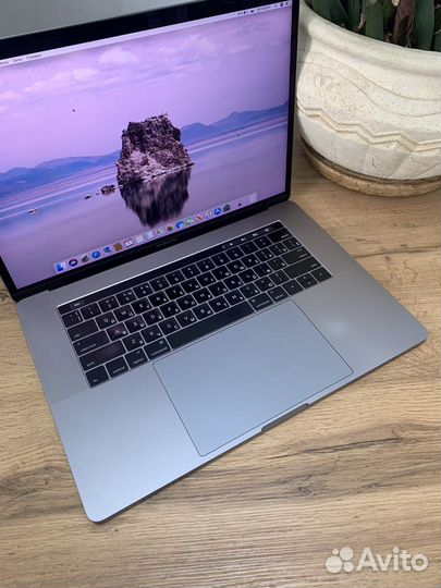 Macbook Pro 15 2016 touch bar i7 16gb 251gb