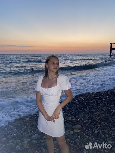 Белое платье с открытой спиной 42