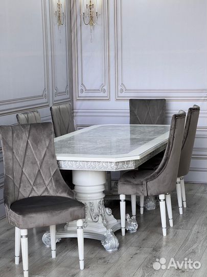 Стол и стулья