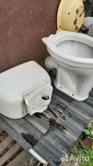 Продам унитаз в комплекте бачок сантехнический
