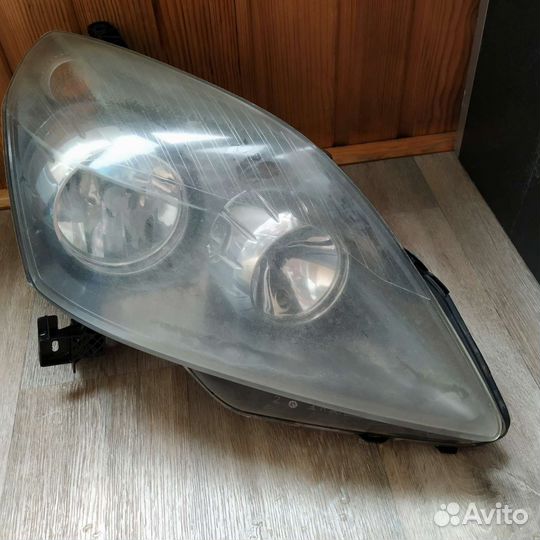 Фары Opel Zafira B