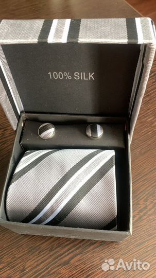 Галстук шелковый и запонки. В подарочной упаковке
