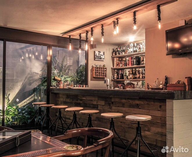 Лофт-бар на севере города в проходном месте