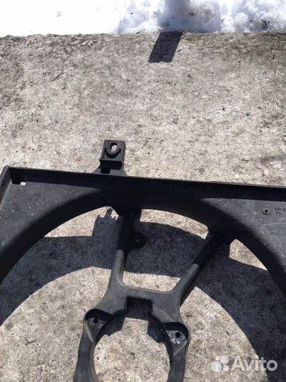 Диффузор радиатора Nissan Almera