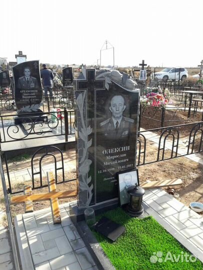 Памятники Карельский гранит