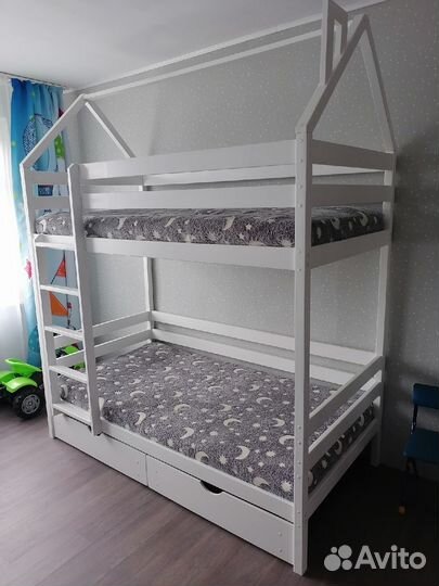 Двухъярусная кровать домик