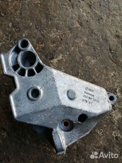 Кронштейн правый Volkswagen Golf, 1.8, AGU