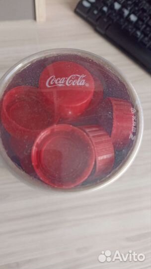 Банка приглс набитая доверху крышками кокаколы