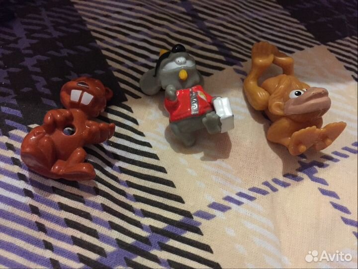 Игрушки, а также фигурки из киндеров