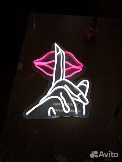 Сборщик неоновых вывесок, макетчик