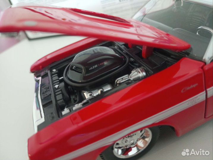 Модель Dodge Challenger R/T '70 1/24 Maisto