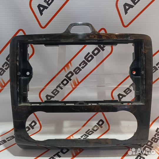 Рамка магнитолы Ford Focus седан 2006