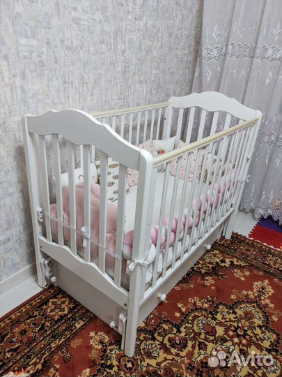 Детская кроватка с универсальным маятником