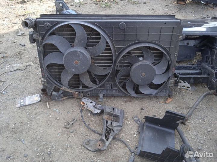 Радиатор охлаждения двигателя Volkswagen Passat