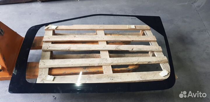 Стекла для спецтехники в наличии и под заказ