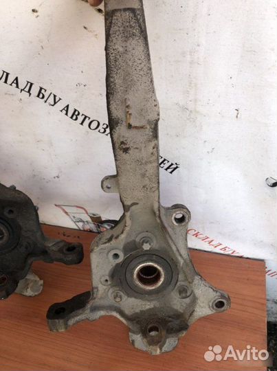 Поворотный кулак передний левый Dodge Stratus