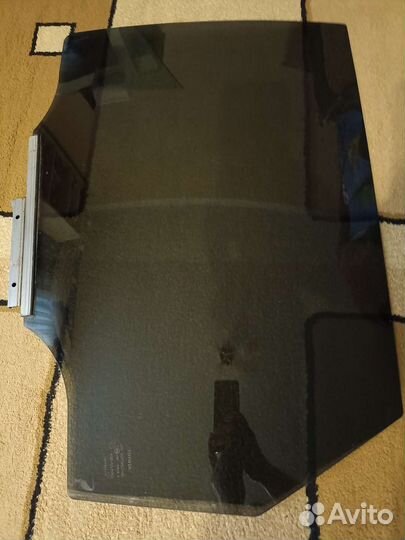 Стекло двери левое заднее Toyota Ractis (оригинал)