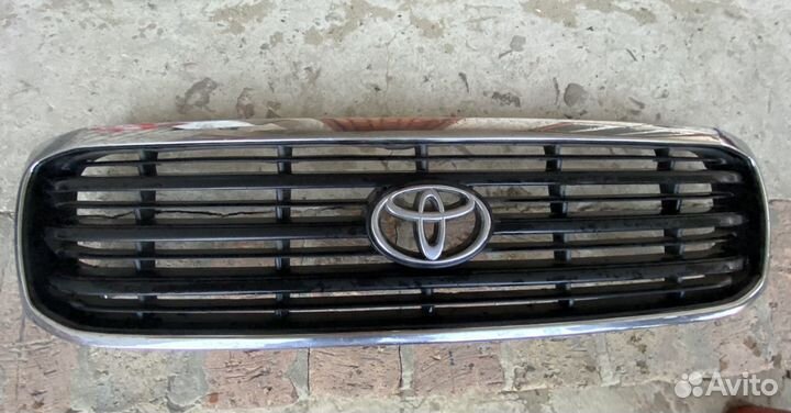 Продам решетку радиатора с toyota land cruiser 100