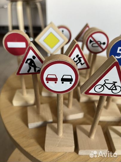 Набор игрушечных дорожных деревянных знаков