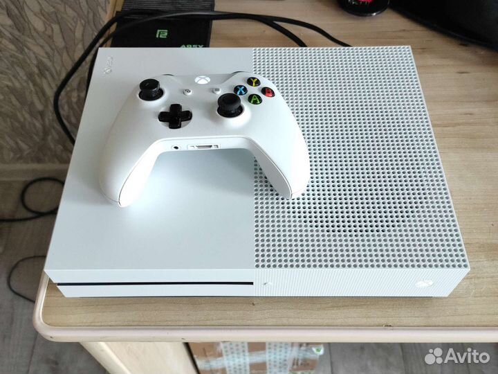 Xbox one S 1000 гб + 400 игр