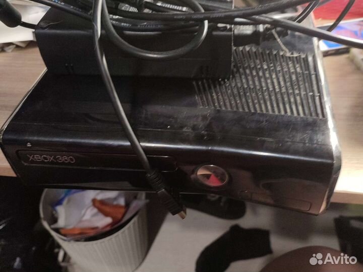 Xbox 360 рабочая с проводами
