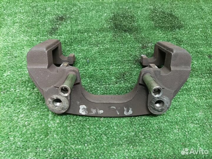 Скоба суппорта переднего Land Rover