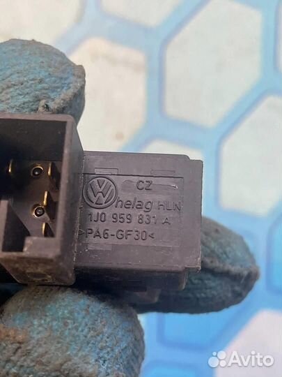 Кнопка открывания багажника 1J0959831A