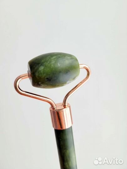 Массажный роллер нефритовый для лица