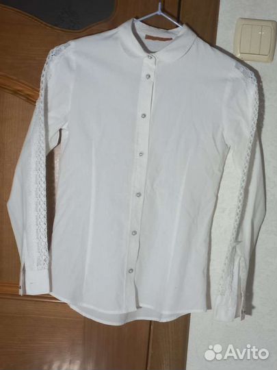 Белая школьная рубашка