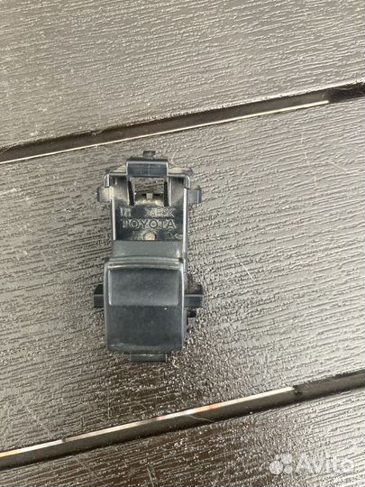 Задняя левая кнопка стеклоподьемника toyota