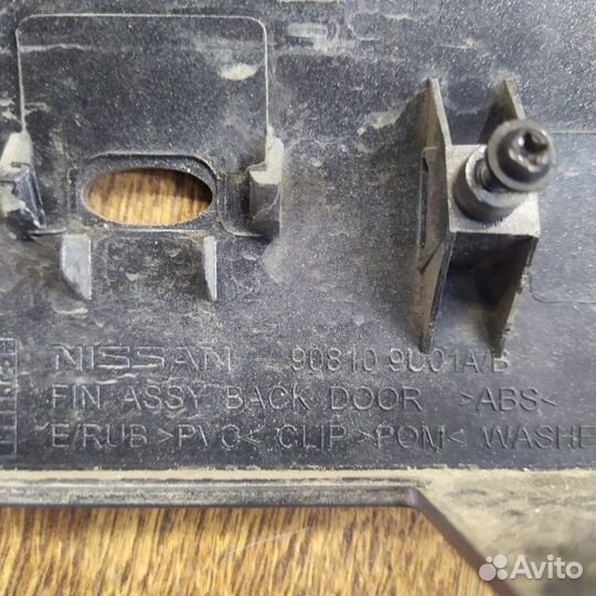 Накладка крышки багажника задняя Nissan Note