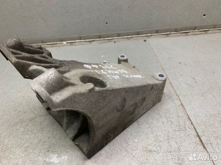 Кронштейн компрессора кондиционера Ford Focus 2