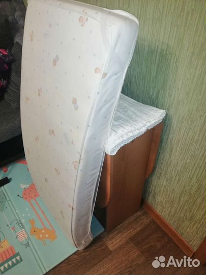 Детская кроватка с маятником и матрасом