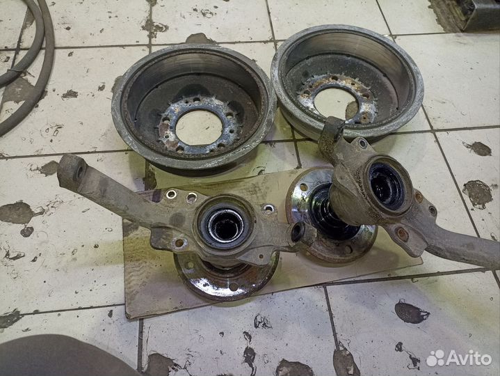 Поворотные кулаки (сапфы) + тормозные барабаны