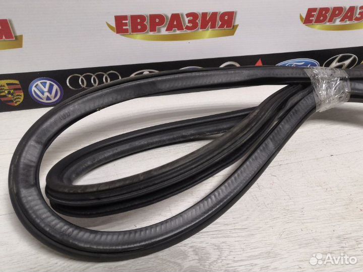 Уплотнитель дверного проема передний правый Audi