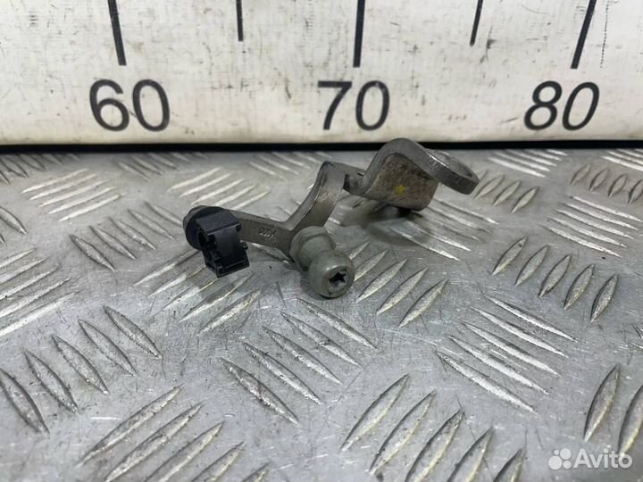 Б/У Проушина передняя правая#001