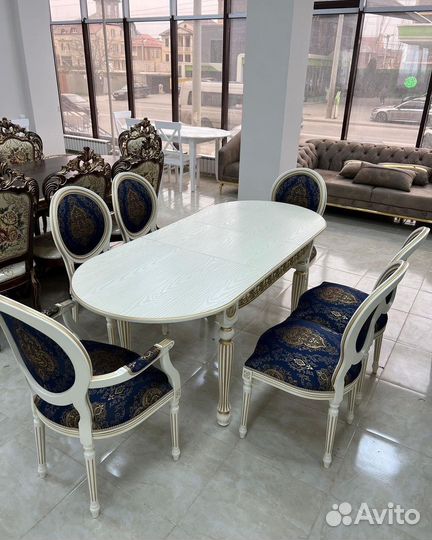 Стол со стульями