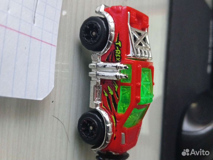 Игрушечная машинка