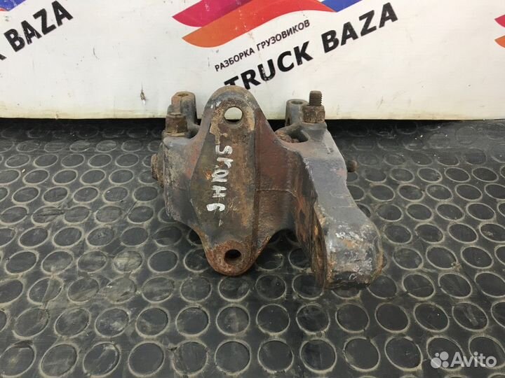 1739455 Кронштейн передней рессоры правый