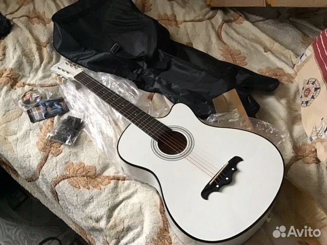 Гитара белая