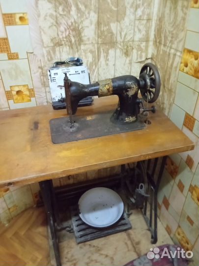 Швейная машина на чугунной подставке